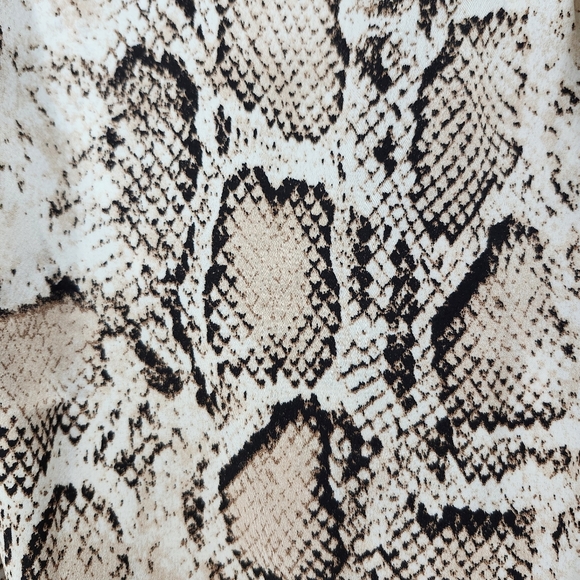 AQUA‎ by Bloomingdale's Snake Print Twist Front Top Career Size XS NWT $68 - Picture 7 of 9